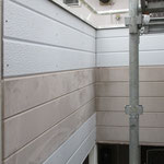 ⑧凍害損壊個所の壁材を貼替え､下端にやや隙間を確保。