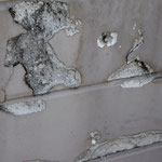 ④凍害の例。手摺壁に散在。