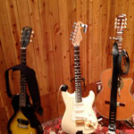 Les Paul Junior、Fender Stratocaster、Fenderのアコースティック・ギター、