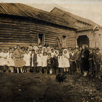 Niños y niñas junto a la Profesora Ester Sepulveda de Astete (de negro) de la antigua escuela Fiscal aproximadamente en 1930 a 1940