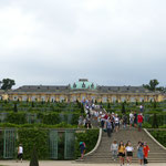 Die Touristengruppen scharen sich um das namensgebende Schloss