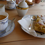 Fertig ist dafür der ofenwarme Rhabarberkuchen mit einer Tasse Kaffee - lecker!!!