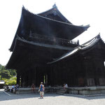 Beeindruckend ist bereits das gewaltige San-mon, ein Eingangstor zum Tempelbezirk
