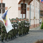 Ein militärisches Event findet draußen vor der Kirche statt