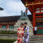 Die Dichte an Menschen in traditioneller japanischer Kleidung ist in Kyoto besonders hoch