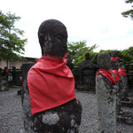 Entlang des Ashino-ko geht es zum Torii von Moto-Hakone