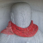 Ein Strickschal für den Buddha - das hält auch im Winter warm ;)