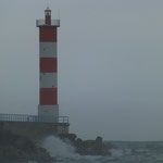 Der Leuchtturm markiert die Einfahrt zum Hafen