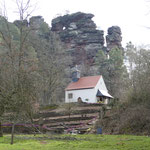 Eine Kapelle am Fuße der typischen Buntsandstein-Formationen des Dahner Felsenlandes