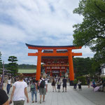 Einiges los ist am Fushimi Inari-Taisha