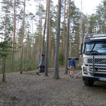 Die estnische Forstverwaltung RMK betreibt etlicher solcher naturnaher Zelt- und Campingplätze. Umsonst und gratis