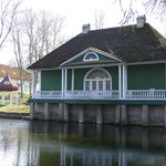 Das ehemalige Badehaus ist heute ein Café  - leider geschlossen