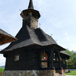 Auf unserer heutigen Wegstrecke kommen wir mal wieder an einer schönen Holzkirche vorbei