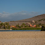 Die Lagune und im Hintergrund das Hotel / Restaurant Posada La Poza