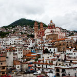 Taxco mit der Kathedrale von unten