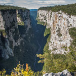 ...der über 700 m tiefe Canyon - es geht praktisch senkrecht nach unten...