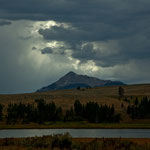 Yellowstone River und dahinter Berge des Yellowstone Parks