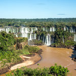 An der brasilianischen Seite kommt man nicht so nahe an die Fälle ran...