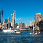 ...East River mit Brooklyn Bridge...