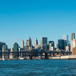 ...Brooklyn Bridge und Manhatten Skyline...