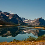 "Mount Gould" (2.911 m) spiegelt sich im "Lake Sherburne"