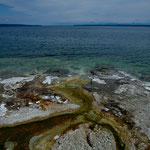 Farbenprächtige heiße Rinnsale in den Yellowstone Lake