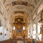 ...hat eine wunderbar ausgestaltete barocke Kirche...