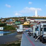 ...wir hatten Glück und bekamen einen tollen Standplatz - im Hintergrund der mächtige Leuchtturm...