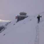 Bei reichlich Neuschnee an der Tibet Kneipe vorbei