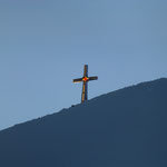 ein Blick zurück, das tolle Kreuz von weiten nun zu sehen