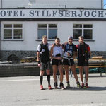 Auf dem "Joch" angelangt von links, Ivan, Toni, Patti, Franz