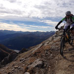 und dem schottrigen Trail folgend