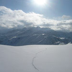 doch bald konnten wir ihn hinter uns lassen und die Spur im glänzenden Schnee bestaunen