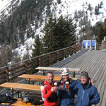 dann gings zur Furkelhütte um etwas Flüssigkeit aufnehmen. Im Hintergrund die Furkelspitze mit der Sicht zur Flanke der Route