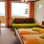 Schlafzimmer mit Doppelbett, Schlafcouch, Sat-TV und Balkon- Haus Löger Apartments - Windischgarsten