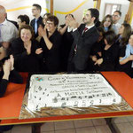Momento conviviale con il taglio della torta per il 25° anniversario nascita coro