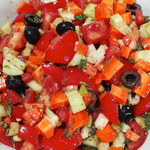 SALADE CROQUANTE (TOMATE, CELERI, CAROTTE, OLIVE, CONCOMBRE)