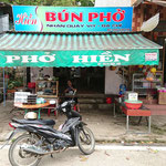 Ein kleines Straßenrestaurant bietet Pho und Bun Vit (Reisnudeln mit Ente) an.