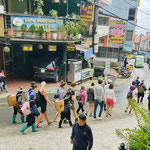 Im Gänsemarsch - nach dem Frühstück ziehen die Wandergruppen durch Sapa, begleitet von Frauen mit Körben voller Souvenire