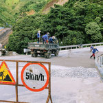 Arbeiter bei der Straßenreparatur in den Bergen von Nordvietnam.
