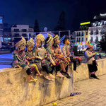 In Sapa verdienen Kinder in traditionellen Trachten ihr Geld als Fotomotiv für Touristen.