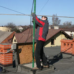 Janusz SP9UOP montuje anteny na 144Mhz.