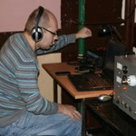 Adam SQ9JKS przy radiostacji.