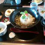 真ん中の湯葉丼 中に生麩が入ってます(^^♪ 茶わん蒸しとサラダだけ先に食べちゃいました(笑) この量! 1時間かけて食べました\(◎o◎)/!