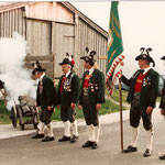Fahnenabordnung mit Kanone 1994