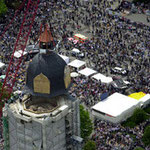 10.000 Menschen, das ist in etwa die Zahl,  die am 26 Mai 2000 das Aufsetzen der Turmhaube verfolgte.