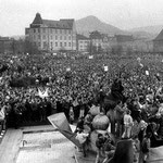 Zehntausende protestieren zur Wendezeit auf dem Eichplatz