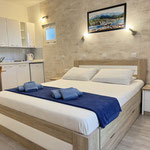 Pogled na spavaći dio i namještaj u apartmanu Bečići