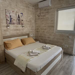 Chambre spacieuse avec climatisation au Guesthouse Apartments Čenić