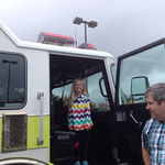 Im Feuerwehrauto ist Natalie fast so groß wie der Papa.